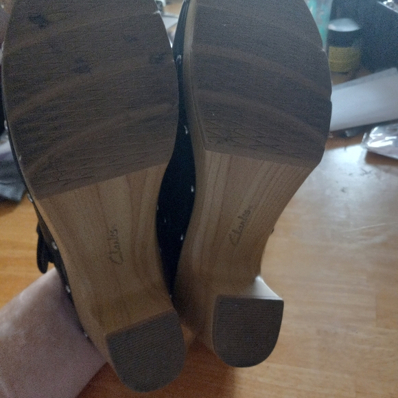 Clarks clogs size 8 U.S. - Picture 3 of 5